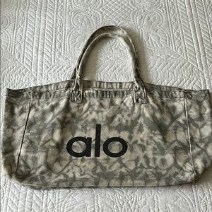 ALO Yoga Gray Tote Bag with Textured Design